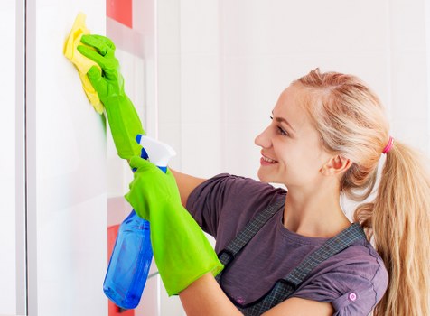 Professional hard floor cleaning in an E9 home hallway